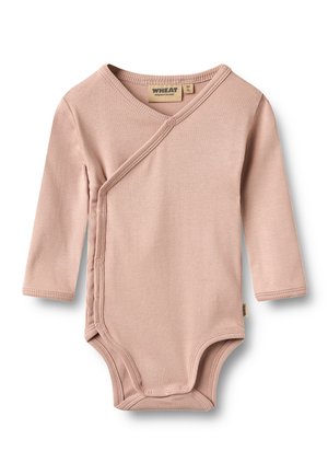 Babybody med lange ærmer i sart lyserød med ribstruktur, sidelukning med trykknapper og V-udskæring med kryds foran.