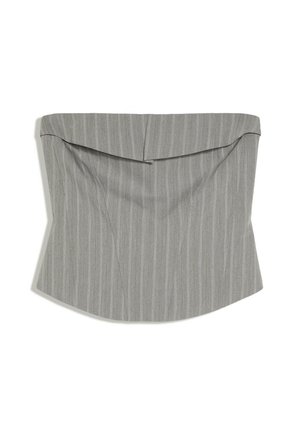Haut corset gris à fines rayures sans bretelles avec un col replié et des coutures structurées pour la mise en forme.