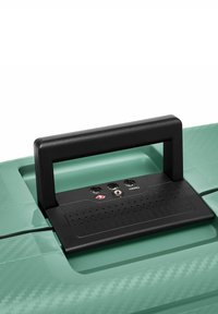 Valigia verde con superficie testurizzata, dotata di una maniglia nera e di un pannello per la serratura di sicurezza, comprensiva di tre porte e di un logo di sicurezza rosso.