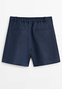 Shorts bleu marine avec une ceinture élastique, deux poches arrière et un ourlet propre, fabriqués à partir d'un tissu texturé.