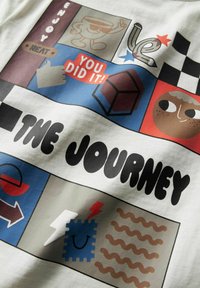 Design graphique coloré avec des personnages de dessin animé, des symboles tels qu'un pouce levé, un cube, des étoiles, et un texte en gras indiquant "LE VOYAGE."