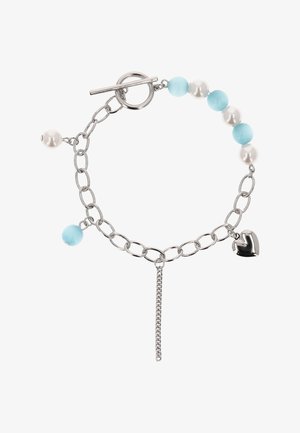 Ezüst lánc karkötő váltakozó világoskék és fehér gyöngyökkel, kapcsolózáras, szív alakú medállal és lelógó lánchosszabbítóval.