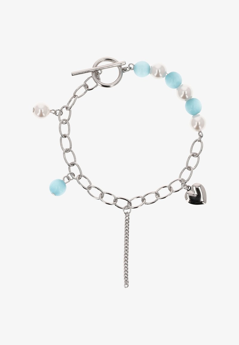 Brățară cu lanț argintiu, cu mărgele albastre deschise și albe alternate, închizătoare cu carabină, pandantiv în formă de inimă și o extensie de lanț atârnată.