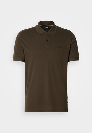 Camisa polo castanha feita de algodão. Apresenta um colarinho clássico com dois botões, mangas curtas e um pequeno logótipo no peito.