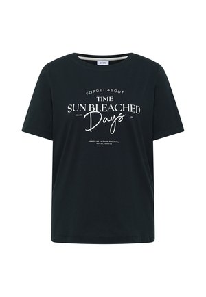 Sort t-shirt med hvid tekst, der siger "Glem tidens solblegede dage" og mindre tekst "Dufte af salt og frisk fyr Attika, Grækenland."