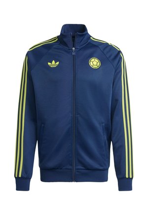 Marineblaue Adidas-Trainingsjacke mit gelben drei Streifen an den Ärmeln, Reißverschluss vorne, Adidas-Logo auf der linken Brust und einem gelben Fußball-Emblem auf der rechten Brust.