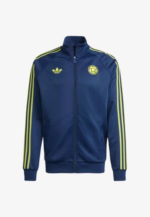 Marineblaue Adidas-Trainingsjacke mit gelben drei Streifen an den Ärmeln, Reißverschluss vorne, Adidas-Logo auf der linken Brust und einem gelben Fußball-Emblem auf der rechten Brust.