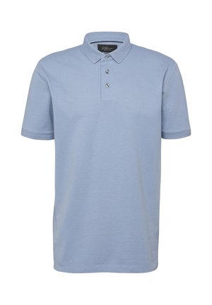 Lichtblauw poloshirt met korte mouwen, drie knopen en een klassieke kraag, weergegeven op een effen witte achtergrond.
