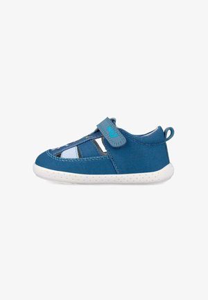 Sandalia azul para niño pequeño con correa ajustable de velcro, paneles transpirables de malla y suela blanca flexible con puntos antideslizantes.