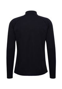 Czarna koszula z długim rękawem i kołnierzykiem, wykonana z teksturowanej tkaniny, z rękawami raglanowymi. Płaski dół i brak widocznych elementów metalowych lub akcentów.