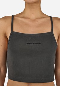 Sivi rebrasti crop top s tankim naramenicama i kvadratnim izrezom. Ima suptilan crni logo u središtu. Trajna, dobro prilagođena tkanina.