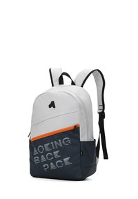 Zaino grigio e blu navy con zip arancione, dotato di una tasca frontale e di un design testuale. Realizzato in tessuto resistente, ha spallacci imbottiti per il comfort.