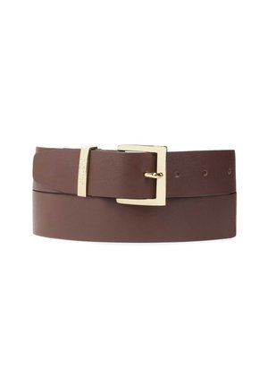Ceinture en cuir marron au toucher lisse, dotée d'une boucle rectangulaire en or et de plusieurs trous perforés pour l'ajustement.