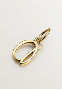 Colgante en tono dorado en forma ovalada y en D con una superficie lisa y pulida y un pequeño anillo circular para su sujeción.