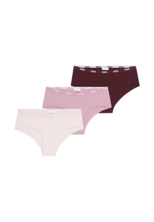 Drie paar damesslipjes in lichtroze, roze en bordeauxrood. De slipjes hebben een zachte textuur en elastische taillebanden met Puma-opdruk.
