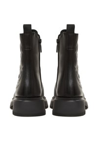 Crne kožne gležnjače s glatkom površinom, s patentnim zatvaračem straga i gumiranim potplatom za bolje prianjanje.