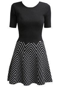 Robe noire à manches courtes avec un corsage ajusté et une jupe évasée. La jupe présente des rayures en chevron blanches sur fond noir.