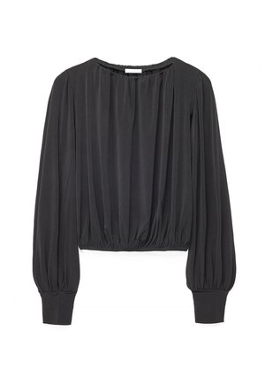 Mustast pikast varrukast pluus kogutud elastse kaeluse, hemmi ja varrukasõlmedega, mis tagab lahtise, veidi lendleva lõike.