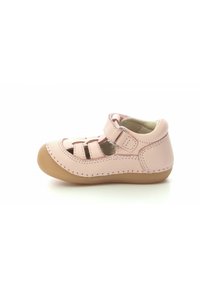 Sanda rosa de cuero con diseño recortado, correa de velcro y suela de goma. Detalles de costura alrededor de los bordes, con parte trasera cerrada para mayor soporte.