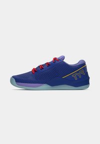Scarpe da ginnastica blu con tessuto in rete, lacci rossi e suola azzurro chiaro. Presentano un logo giallo a contrasto sul lato.
