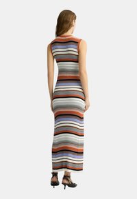 Mouwloze lange jurk met een aansluitende silhouet en meerkleurige horizontale strepen in oranje, paars, wit en zwart. Gebreide textuur.