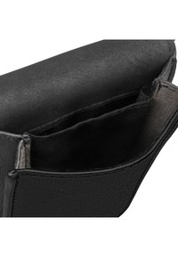 Portafoglio in faux pelle nera con finitura testurizzata, dotato di un singolo scomparto e fodera in tessuto scuro. Aperto per mostrare la struttura interna.