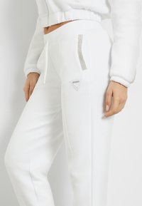 Thumbnail Image 4