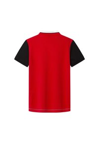 Camisa polo roja con mangas cortas negras y un collar blanco. Presenta un diseño limpio con colores contrastantes y un dobladillo recto.