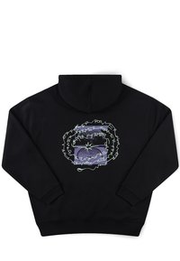 Zwarte hoodie met capuchon omhoog, met een paarse vierkante en witte kronkelige tekst in een cirkelvormig ontwerp op de achterkant.