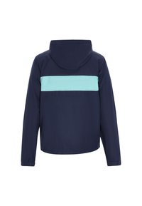 Jachetă marină cu o dungă orizontală de culoare albastră deschisă pe spate, cu glugă și mâneci lungi cu manșete elastice. Material ușor.