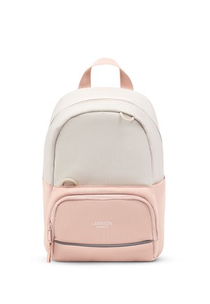 Mochila compacta con parte superior beige y parte inferior rosa claro, bolsillo frontal con cremallera y asa superior, con la marca "Larkson Hamburg".