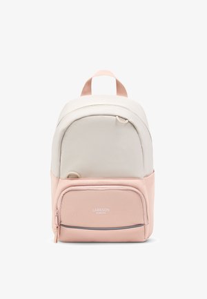Kompaktowy plecak z beżową górą i jasnoróżowym spodem, z przodem zapinanym na suwak oraz górnym uchwytem, z logo "Larkson Hamburg".