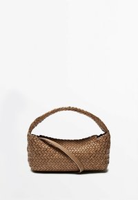 Sac à main en cuir tressé marron avec une anse supérieure arrondie et une sangle en cuir mince supplémentaire, présenté sur un fond blanc.