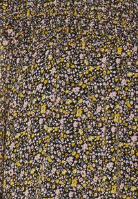Tessuto nero con stampa floreale, caratterizzato da piccoli fiori rosa e gialli. La texture è leggermente arricciata, creando una forma morbida e fluida.