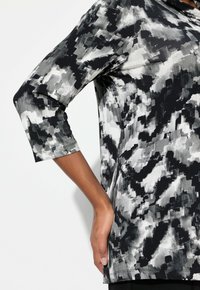 Ulla Popken PIXEL COWL NECK 3/4 SLEEVE TEE - Pitkähihainen paita - ebony