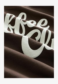 Kijelölve, chocolate brown coffee club