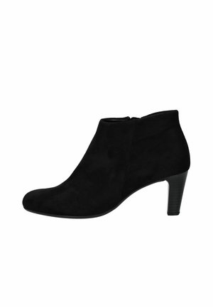 Stivaletto in camoscio nero con cerniera laterale e tacco medio impilato, progettato per la moda femminile.
