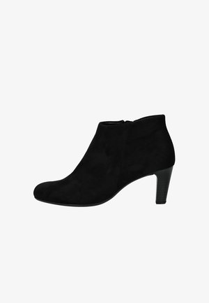 Sort ruskind ankle boot med lynlås i siden og en stablet mellemhøj hæl, designet til kvindemode.