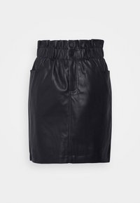 Gonna mini in pelle nera con vita elastica, due tasche laterali e una superficie liscia. Presenta una chiusura a bottone sul davanti.