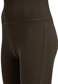 Legginsy w kolorze ciemnej oliwkowej zieleni z wysokim stanem, wykonane z elastycznego materiału, z płaskimi szwami i gładką fakturą.