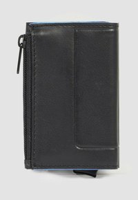 Cartera de cuero negro con acabado texturizado, con cierre de cremallera y una ranura exterior para tarjetas. Incluye un forro interior azul.