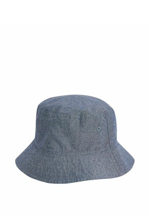 Chapeau en denim bleu de style seau avec une large bordure inclinée vers le bas, deux œillets de ventilation sur les côtés et un fini en tissu texturé.