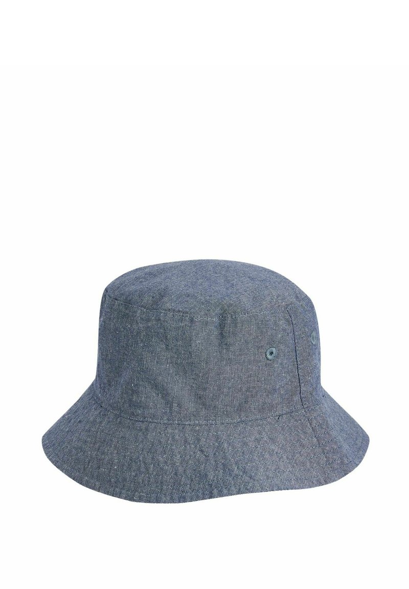 Blauer Denim-Bucket-Hat mit breiter, nach unten geneigter Krempe, zwei seitlichen Belüftungsösen und strukturierter Stoffoberfläche.