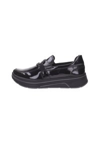 Zapato negro de cuero brillante, tipo slip-on, con suela de goma gruesa y tira decorativa con hebilla, perfil lateral sobre fondo blanco.