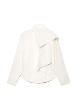 Blouse blanche à manches longues avec col haut et détail asymétrique en tissu drapé à l'avant, conçue pour une coupe ajustée.
