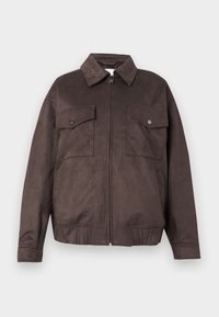 Jachetă din suede maro închis, cu mâneci lungi, guler ascuțit, fermoar frontal, două buzunare cu clapetă pe piept cu butoane și două buzunare laterale.