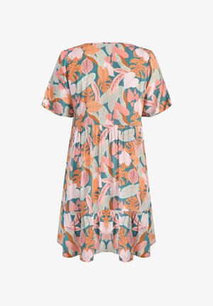 Vestido de manga corta, a la altura de la rodilla, con un fondo verde azulado y un patrón de hojas colorido en rosa, naranja y verde. Diseño de dobladillo acampanado.