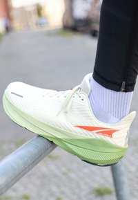 Altra EXPERIENCE - Scarpe da corsa su strada - white