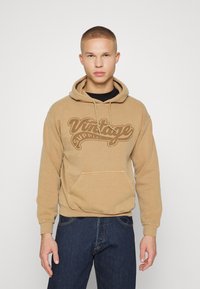 Vintage Supply UNISEX HOODIE WITH VINTAGE SUPPLY RETRO VARSITY LOGO GRAPHIC - Camisola - tan