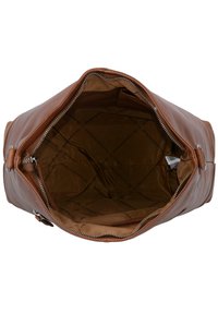 Innenraum einer braunen Lederhandtasche mit glatter Textur, Reißverschluss und einem mit Logo bedruckten Futter. Geräumig mit einer Seitentasche zur Organisation.